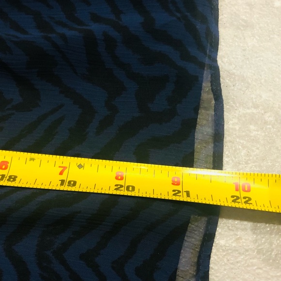 ❌SOLD❌❤️‍🔥Express❤️‍🔥Gorgeous Double V-Neck Blouse❤️‍🔥Measurements in P - Picture 8 of 14